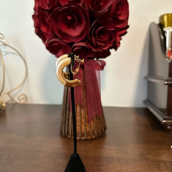 Vintage Napier Faux Pearl GOLDTONE  Hoop Earrings CLIP - Picture 2 of 5